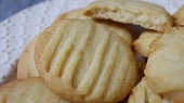 Domácí křupavé máslové sušenky s parmezánem