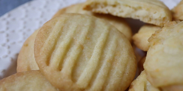 Domácí křupavé máslové sušenky s parmezánem