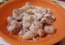 Gnocchi zapečené s kuřecím masem, smetanou a nivou