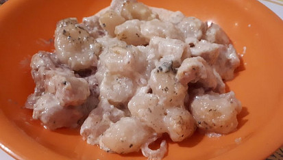 Gnocchi zapečené s kuřecím masem, smetanou a nivou