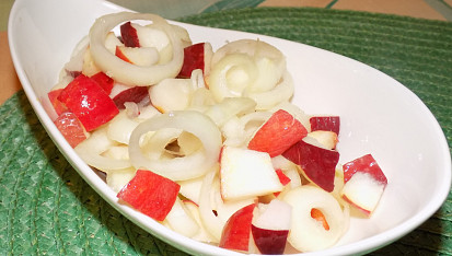 Jablečný salát s cibulí