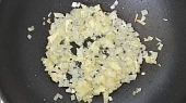Jednoduché chilli con carne, Na hluboké pánvi osmahneme cibuli a česnek.