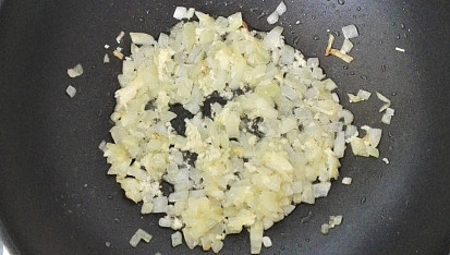 Jednoduché chilli con carne, Na hluboké pánvi osmahneme cibuli a česnek.