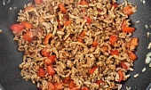 Jednoduché chilli con carne, Přidáme mleté maso a orestujeme. Potom směs ochutíme kořením (sůl, chilli, mletá paprika, kmín) a cukrem.