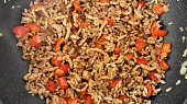Jednoduché chilli con carne, Přidáme mleté maso a orestujeme. Potom směs ochutíme kořením (sůl, chilli, mletá paprika, kmín) a cukrem.