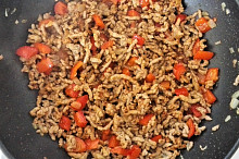Přidáme mleté maso a orestujeme. Potom směs ochutíme kořením (sůl, chilli, mletá paprika, kmín) a cukrem.