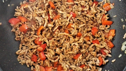 Jednoduché chilli con carne, Přidáme mleté maso a orestujeme. Potom směs ochutíme kořením (sůl, chilli, mletá paprika, kmín) a cukrem.