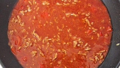 Jednoduché chilli con carne, Zalijeme vývarem a pasírovanými rajčaty. Necháme 30 minut probublávat. Nakonec přidáme zcezené fazole.