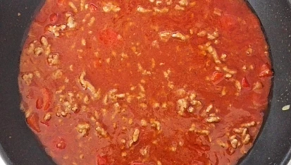 Jednoduché chilli con carne, Zalijeme vývarem a pasírovanými rajčaty. Necháme 30 minut probublávat. Nakonec přidáme zcezené fazole.