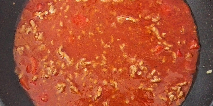 Jednoduché chilli con carne (Zalijeme vývarem a pasírovanými rajčaty. Necháme…)