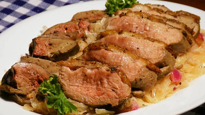 Kachní prsa s kuřecími játry na teplém zelném salátu