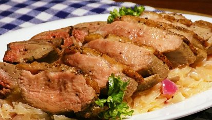 Kachní prsa s kuřecími játry na teplém zelném salátu