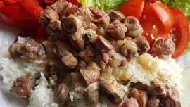 Kuřecí srdíčka na cibulce s uzeným masem