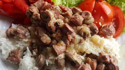 Kuřecí srdíčka na cibulce s uzeným masem, Kuřecí srdíčka na cibulce s uzeným masem
