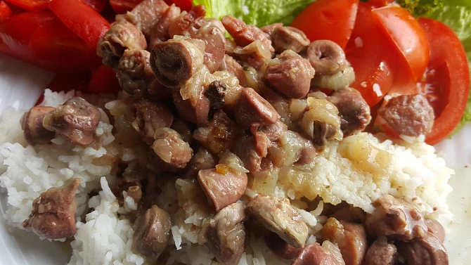 Kuřecí srdíčka na cibulce s uzeným masem, Kuřecí srdíčka na cibulce s uzeným masem