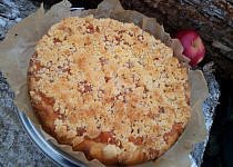Kynutý koláč s jablečnou náplní