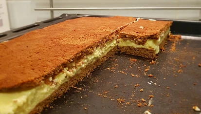 Medové řezy, Tvrdá buchta, řídký krém. 