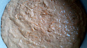 Mrkvový dort (řez) s krémem a karamelovou polevou