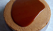 Mrkvový dort (řez) s krémem a karamelovou polevou