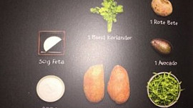 Orientální 'Kumpir' ze sladkých brambor s rukolou, avokádem, koriandro-kyselou smetanou a chipsy