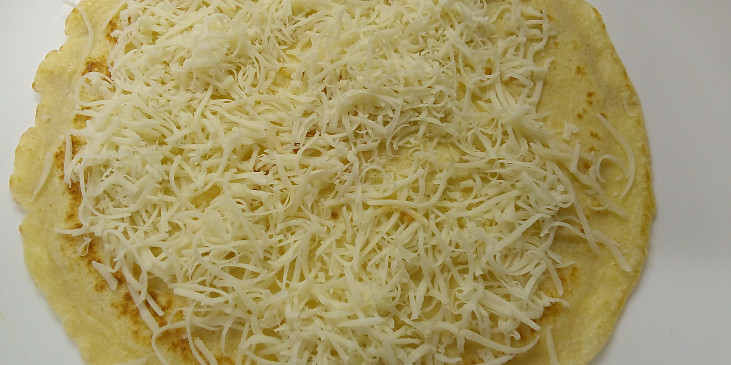 Palačinky plněné masovou náplní a sýrem