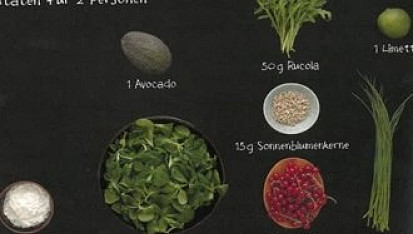 Posilující salát s limetovou zálivkou, červeným rybízem a tvarohovým sýrem, Ingredience na 2 porce