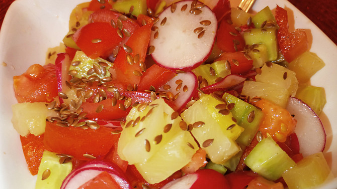 Ředkvičkovo okurkový salát s ananasem