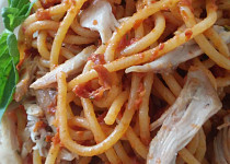Špagety s pestem ze sušených rajčat a trhaným kuřecím masem