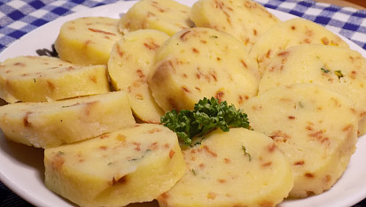 Špenát se zakysanou smetanou a bramborové knedlíky se smaženou cibulí