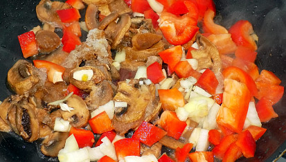 Tofu s paprikou a žampiony