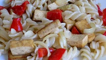 Tofu s těstovinami a zeleninou
