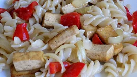 Tofu s těstovinami a zeleninou