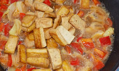 Tofu s těstovinami a zeleninou