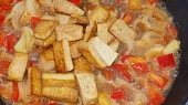 Tofu s těstovinami a zeleninou