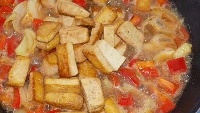 Tofu s těstovinami a zeleninou