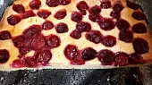 Třešňová bublanina se zakysanou smetanou