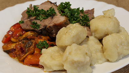 Vepřové na rozmarýnu s noky a restovaná zelenina
