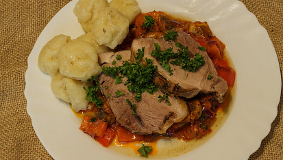 Vepřové na rozmarýnu s noky a restovaná zelenina