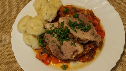 Vepřové na rozmarýnu s noky a restovaná zelenina