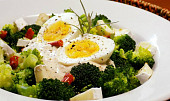 Brokolicový salát se sýrem a vejci