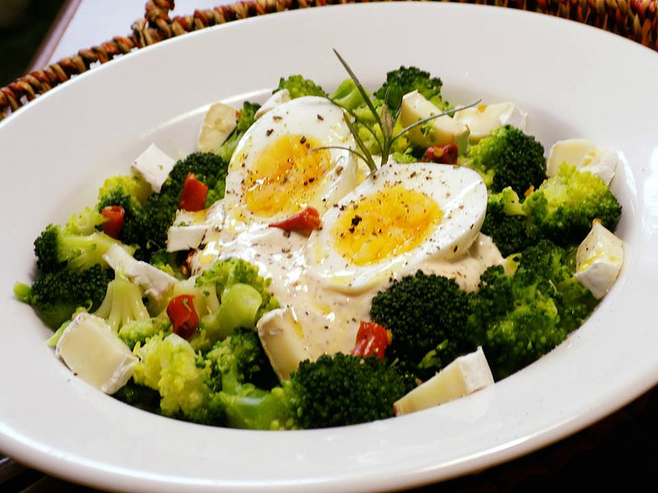 Brokolicový salát se sýrem a vejci