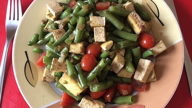 Fazolové lusky s uzeným tofu