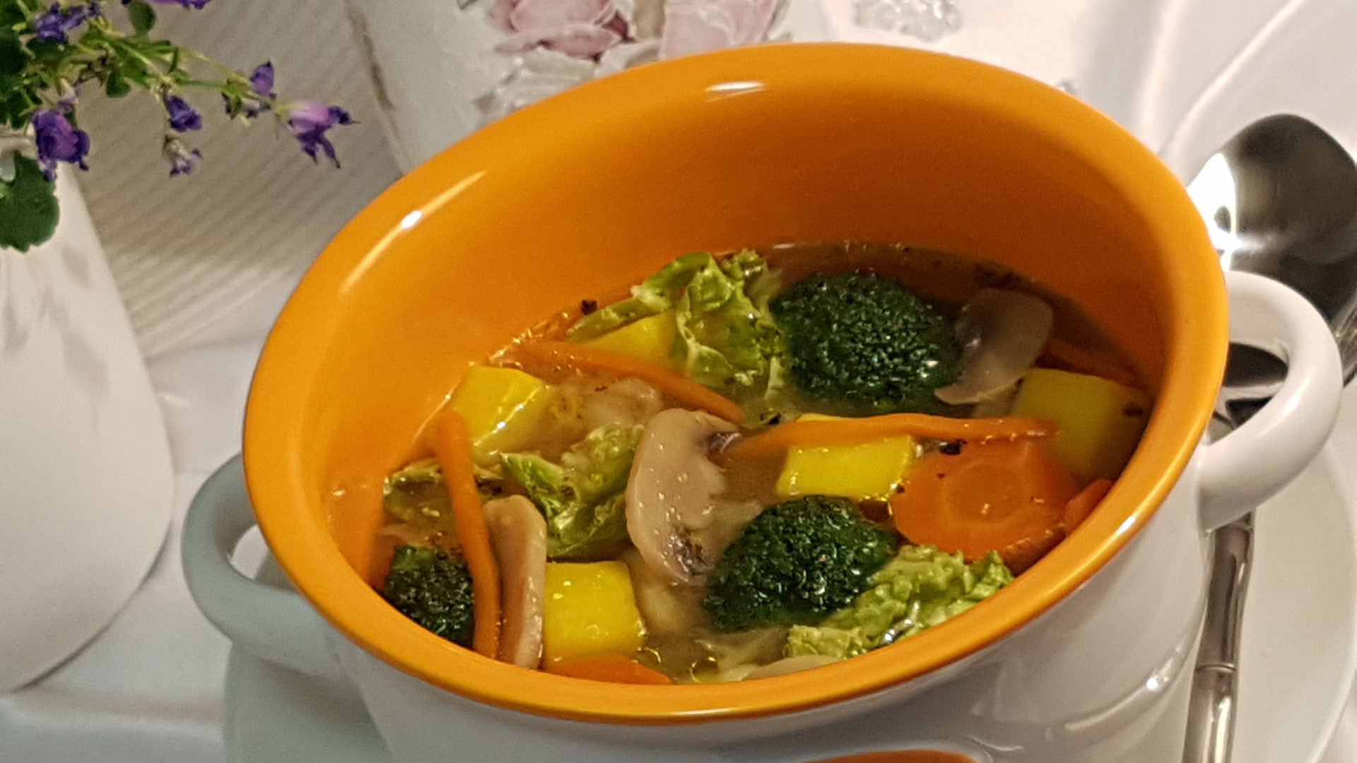 Kapustovo-brokolicová polévka se žampiony