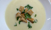 Krémová polévka s bramborem a česnekem (Podáváme s krutony.)