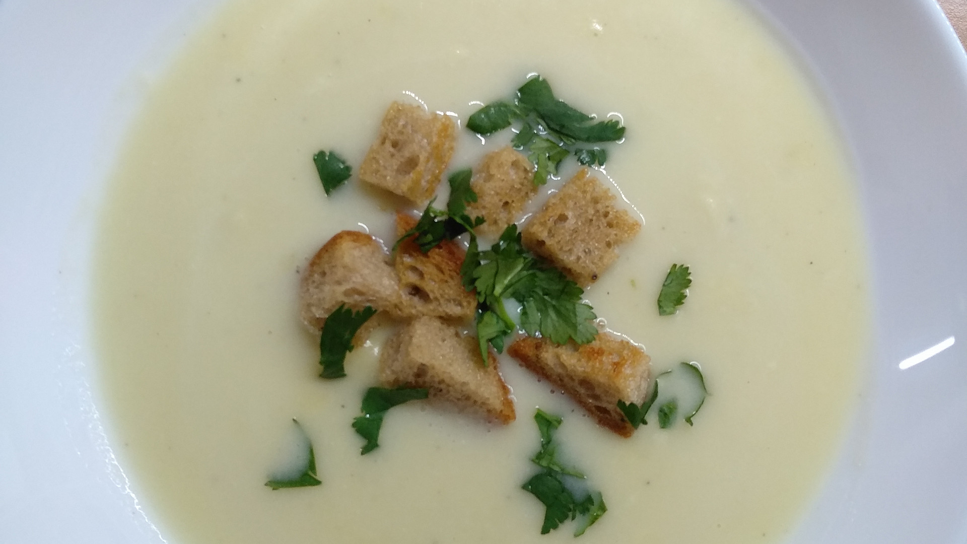 Krémová polévka s bramborem a česnekem
