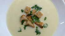 Krémová polévka s bramborem a česnekem