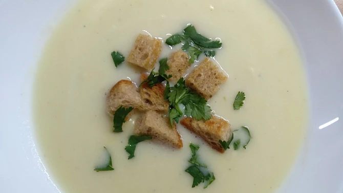 Krémová polévka s bramborem a česnekem, Podáváme s krutony.