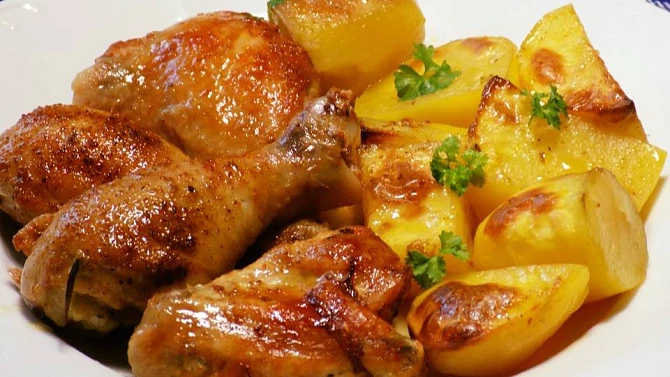 Kuře pečené s brambory ve vývaru