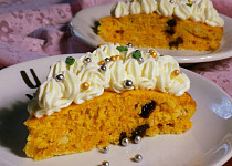 Mrkvový koláč s brusinkami a tvarohovým krémem