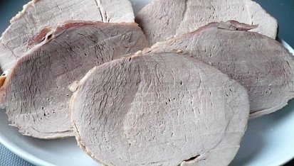 Okurková omáčka s vařeným vepřovým masem
